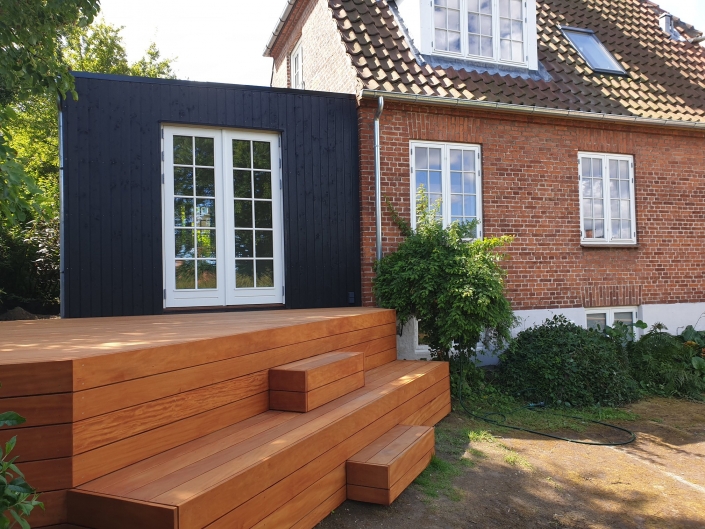 tilbygning med træterrasse