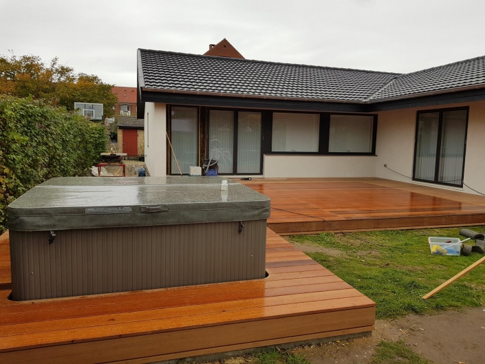 Terrasse med jacuzzi